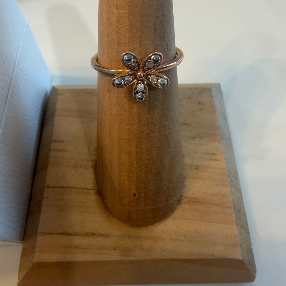Pandora Rose Gold Dazzling Daisy Flower Ring!!